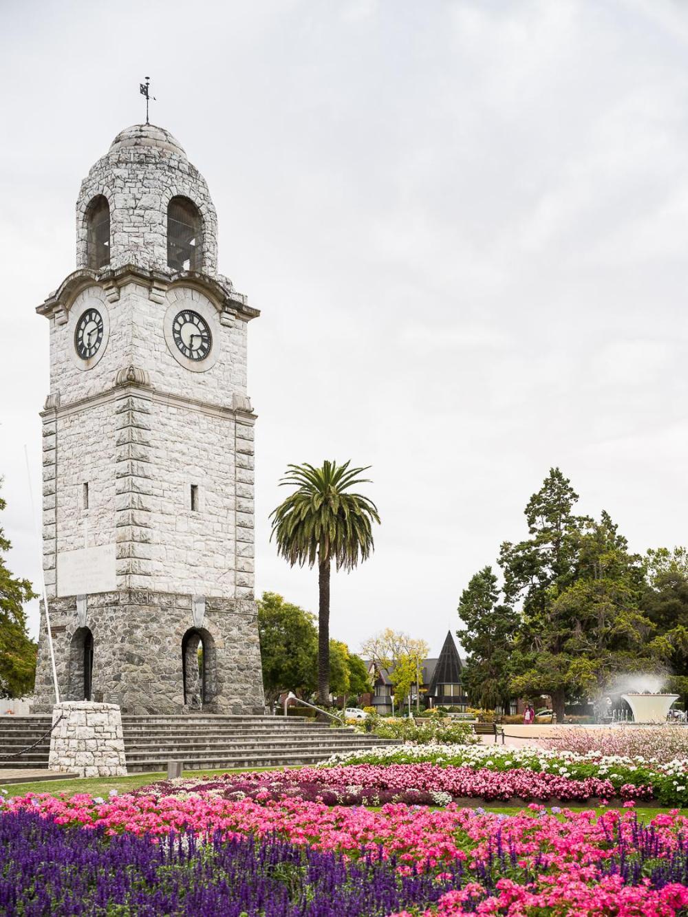 Carnmore Chateau Marlborough بلينهايم المظهر الخارجي الصورة The clock tower at the centre of the square