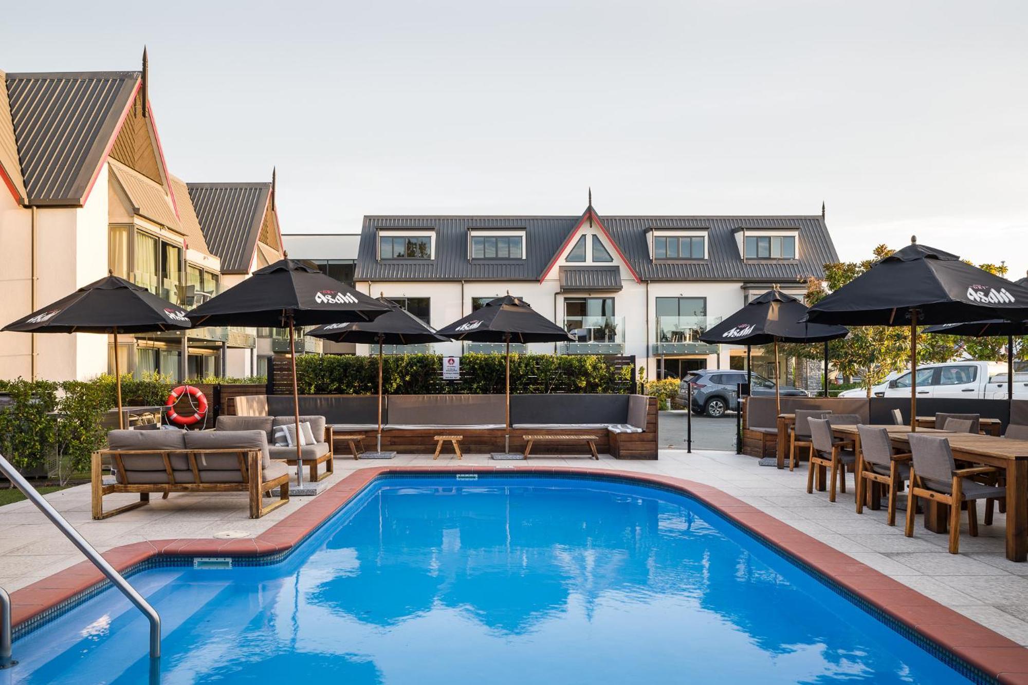 Carnmore Chateau Marlborough بلينهايم المظهر الخارجي الصورة The hotel's pool