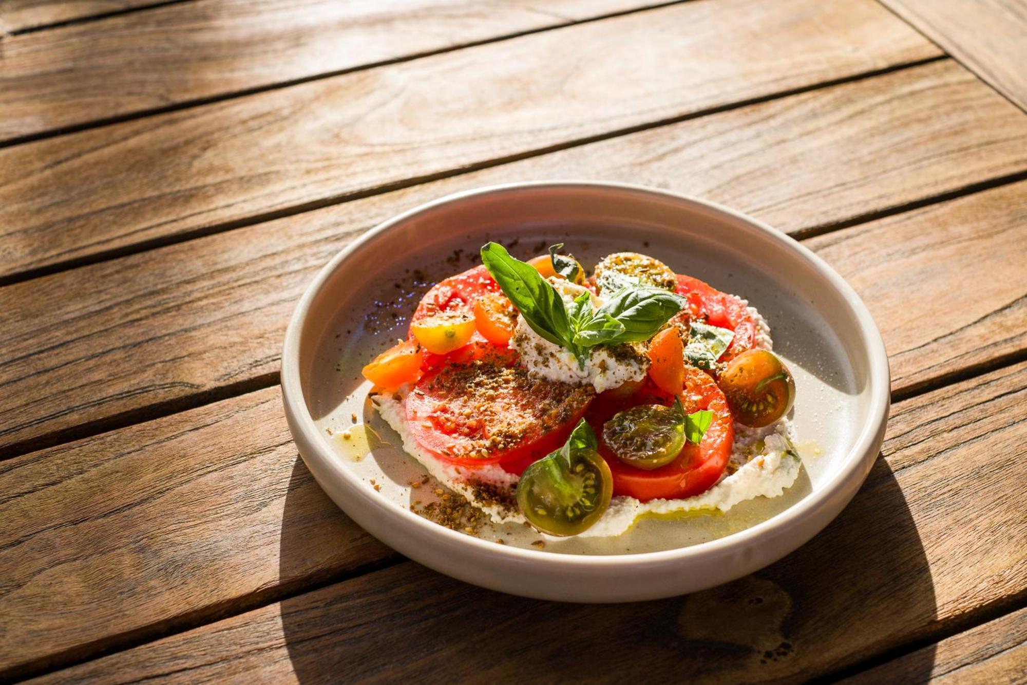 Carnmore Chateau Marlborough بلينهايم المظهر الخارجي الصورة A salad of tomatoes, feta cheese, and olive oil