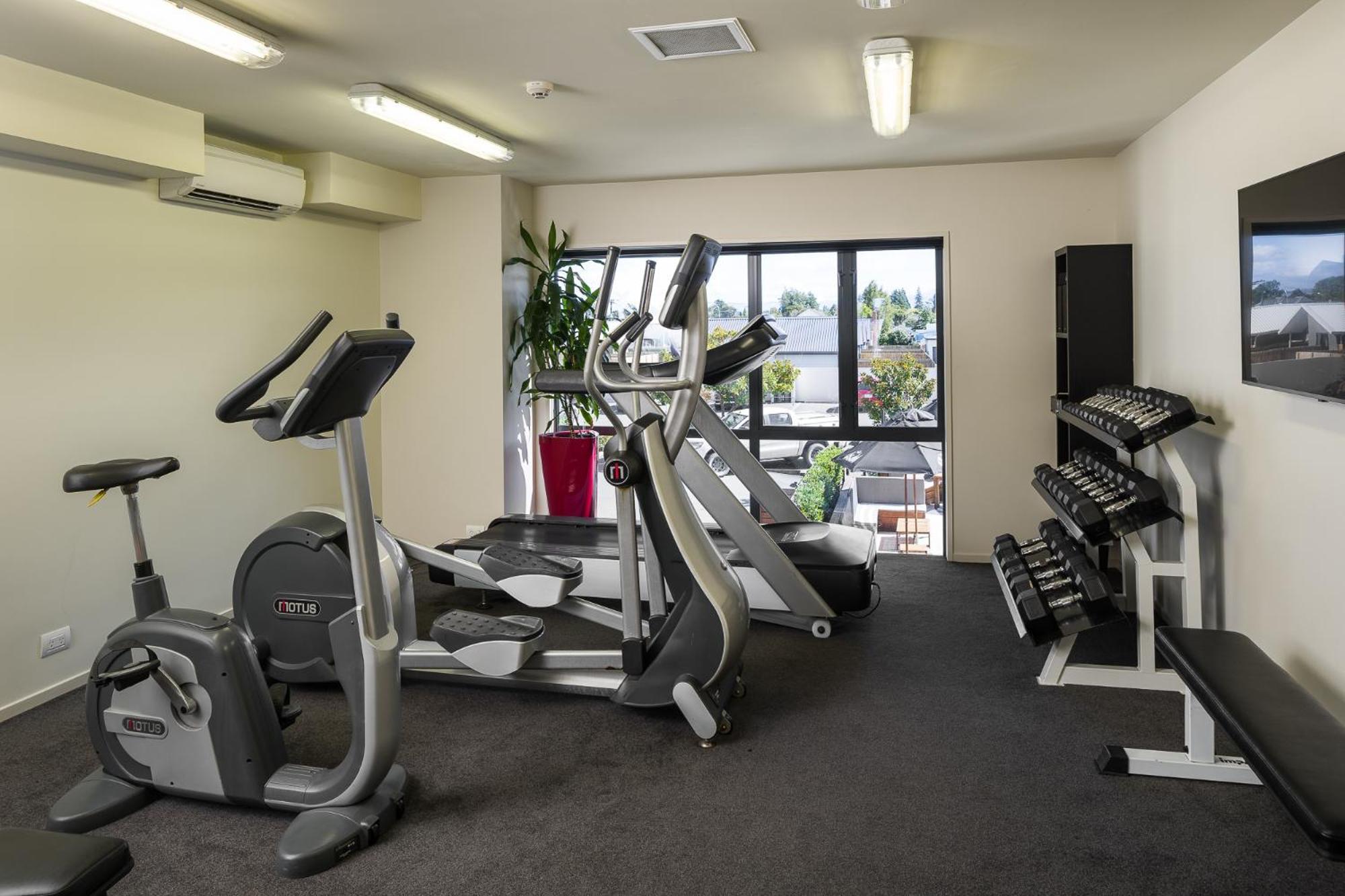 Carnmore Chateau Marlborough بلينهايم المظهر الخارجي الصورة A typical gym