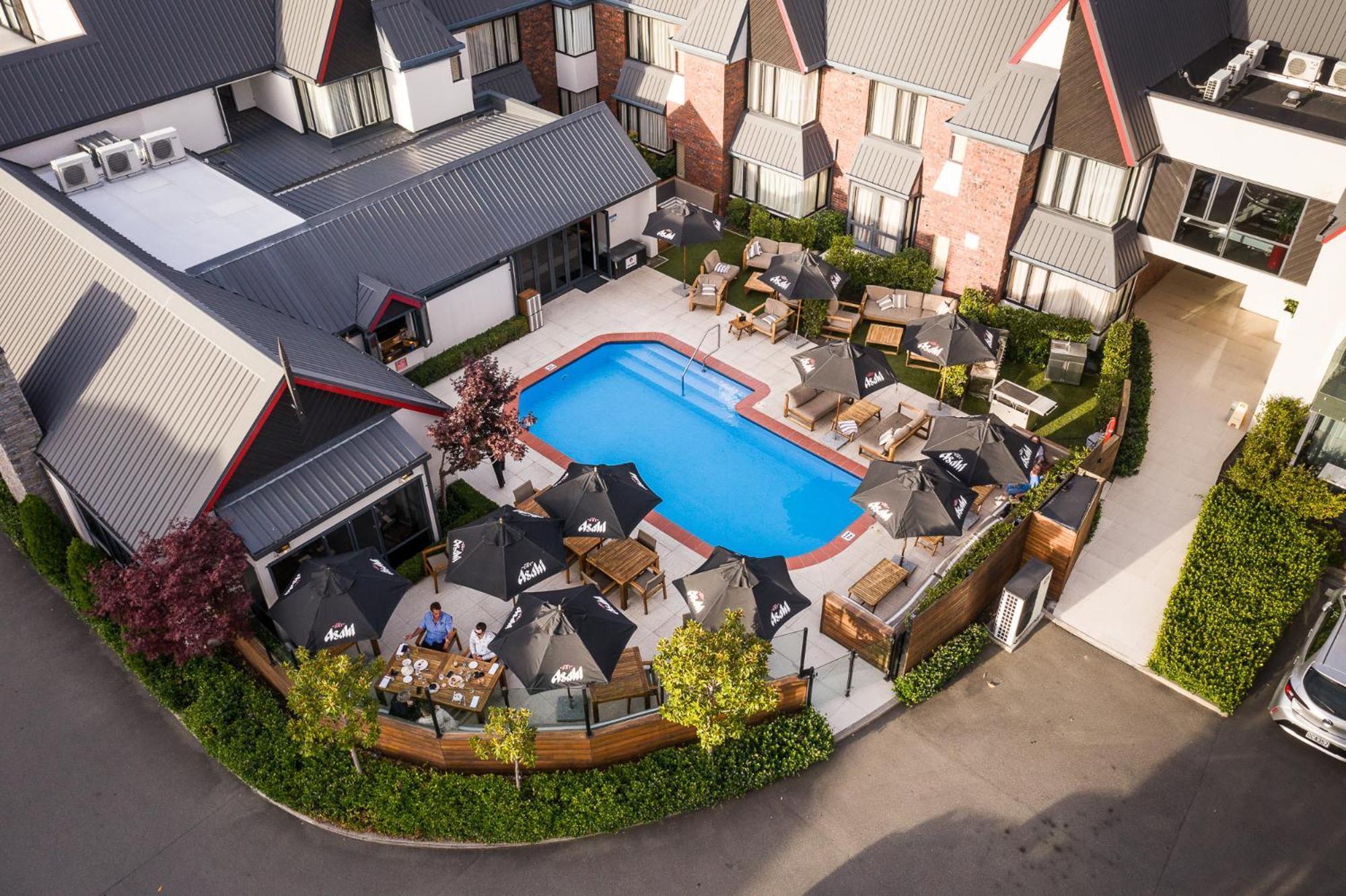 Carnmore Chateau Marlborough بلينهايم المظهر الخارجي الصورة The hotel's pool