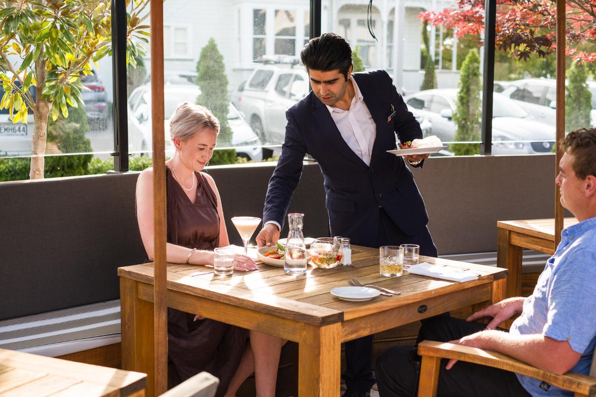 Carnmore Chateau Marlborough بلينهايم المظهر الخارجي الصورة A waiter serving a customer