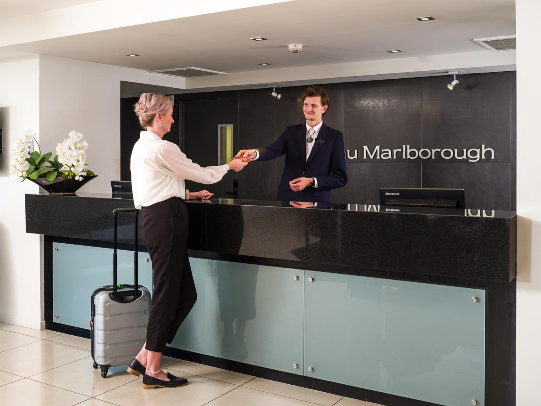 Carnmore Chateau Marlborough بلينهايم المظهر الخارجي الصورة A hotel receptionist