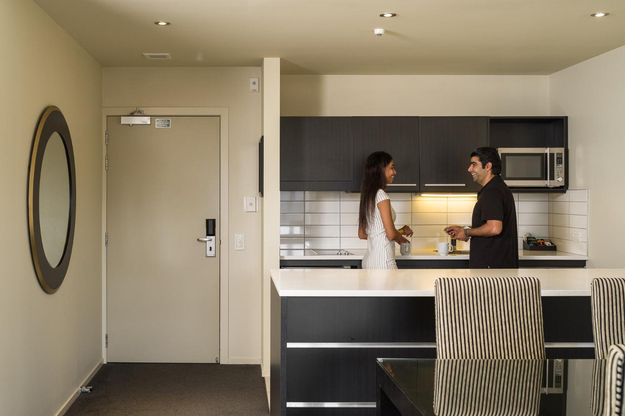 Carnmore Chateau Marlborough بلينهايم المظهر الخارجي الصورة A kitchen in a serviced apartment