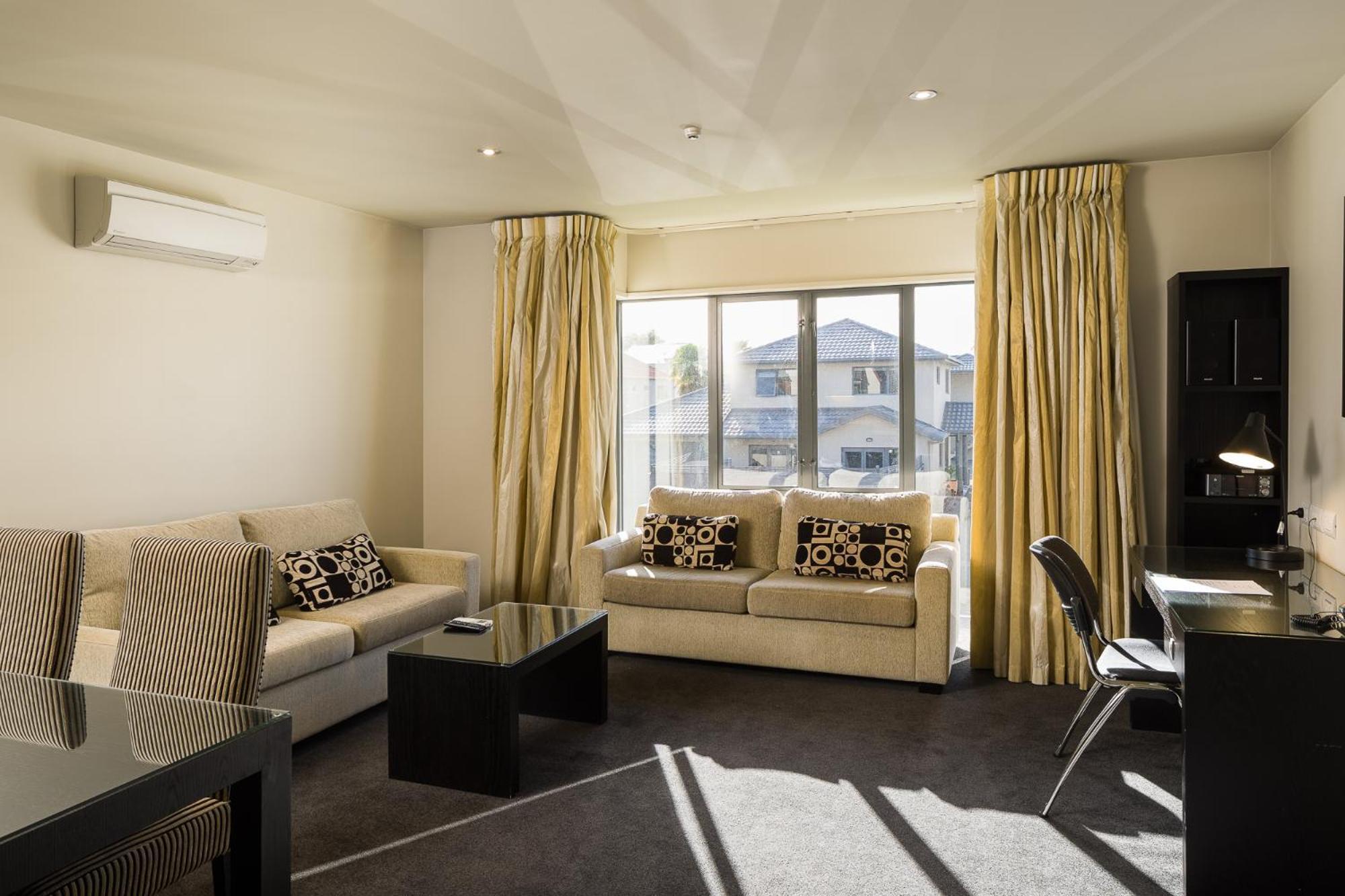 Carnmore Chateau Marlborough بلينهايم المظهر الخارجي الصورة A living room in a modern apartment