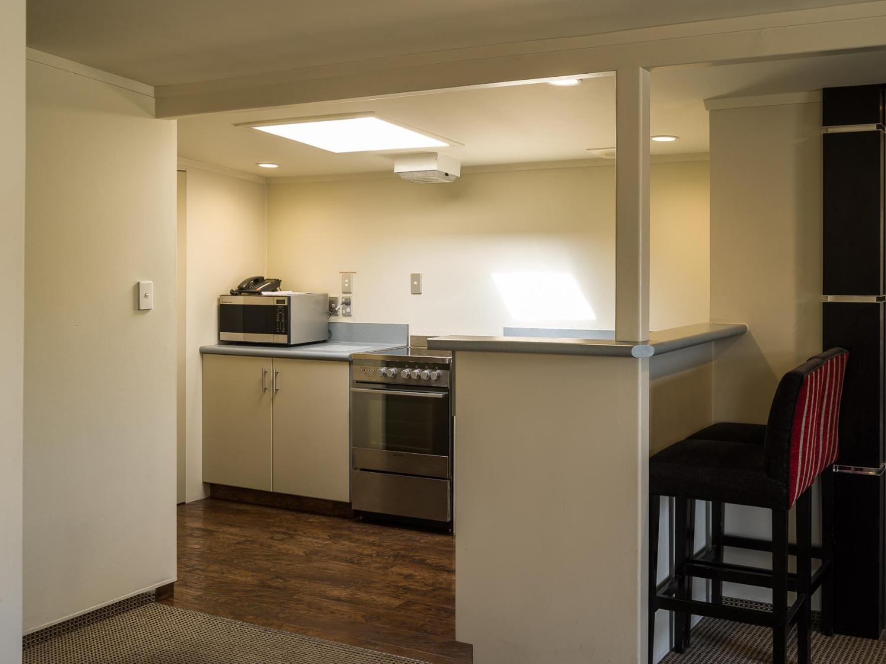 Carnmore Chateau Marlborough بلينهايم المظهر الخارجي الصورة A typical kitchen in a student apartment