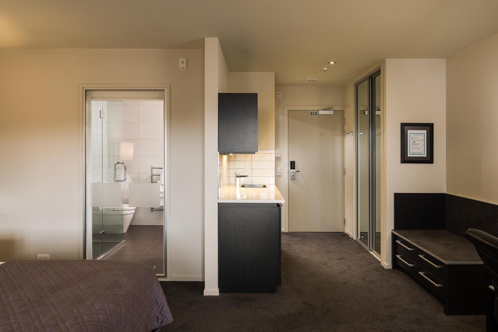 Carnmore Chateau Marlborough بلينهايم المظهر الخارجي الصورة A typical studio apartment