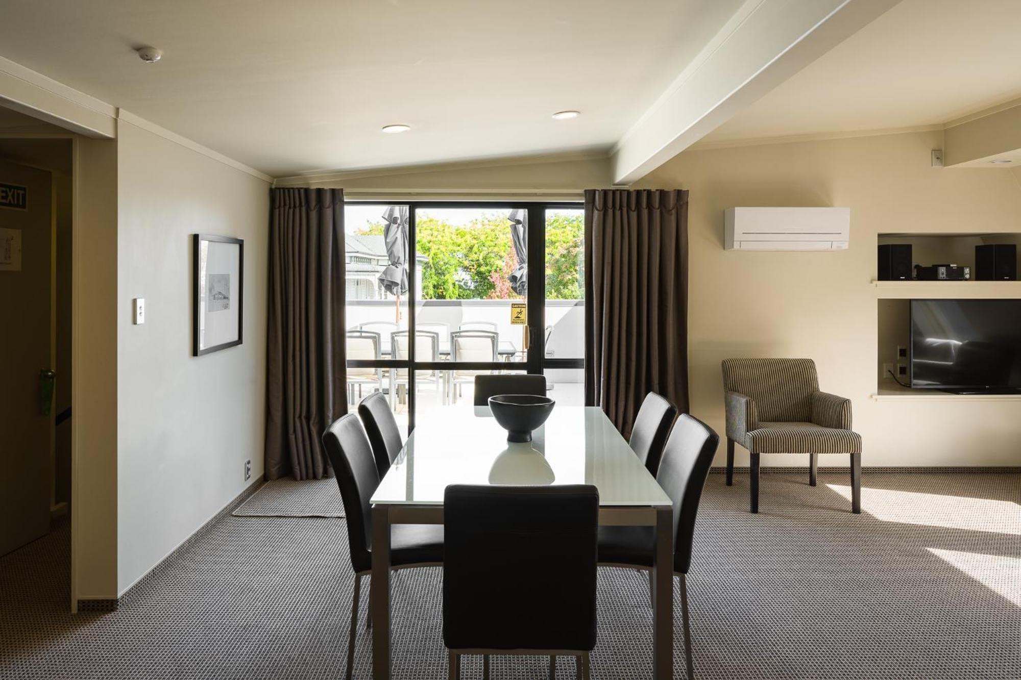 Carnmore Chateau Marlborough بلينهايم المظهر الخارجي الصورة A typical apartment dining room