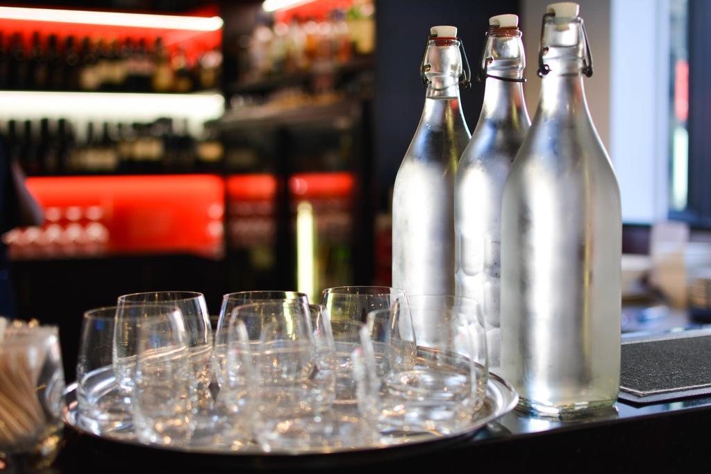 Carnmore Chateau Marlborough بلينهايم المظهر الخارجي الصورة Bottles of water